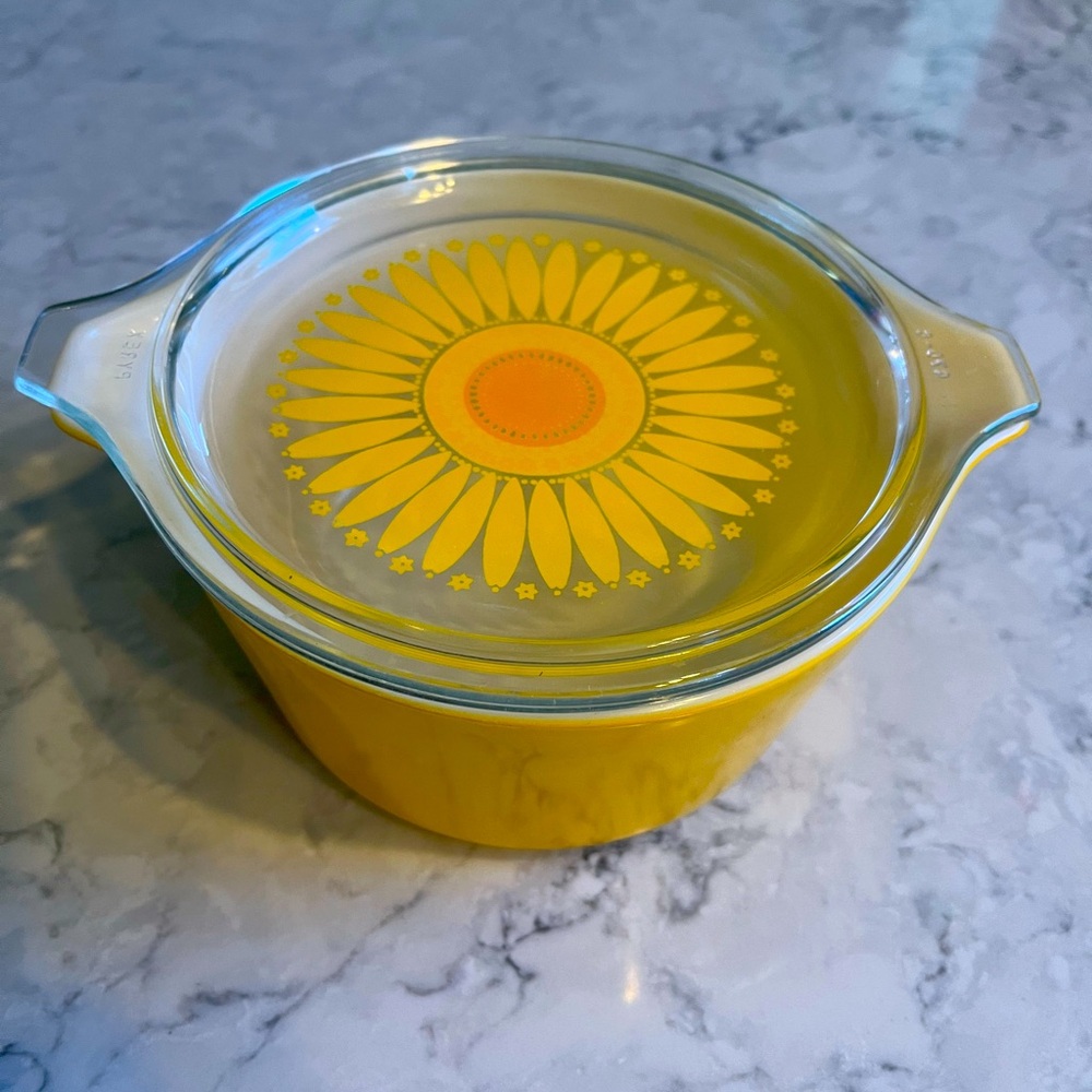 1 Qt PYREX vintage sunflower dish with clear lid